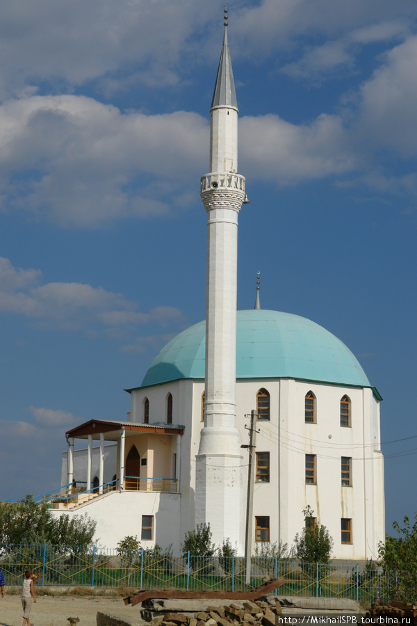 Татарская мечеть в п.Солнечная Долина.
Это вообщем-то и всё, что можно здесь посмотреть...и один отель (4-6 тыс./сутки за 2-х номер) с открытым бассейном. Солнечная Долина, Россия
