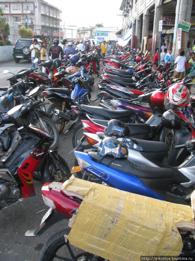 Много, много мотоциклов на стоянке Замбоанга, Филиппины