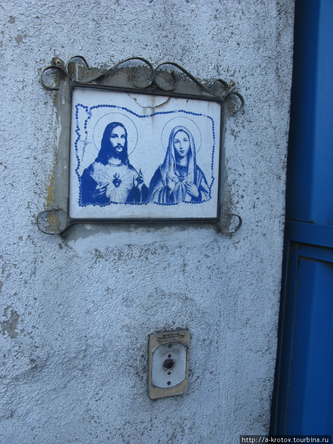 Портреты Иисуса и Марии на воротах домов — не редкость у христиан Замбоанга, Филиппины
