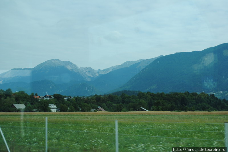 Наверное, самый распространенный вид летней Словении — горы и зеленые поля Словения