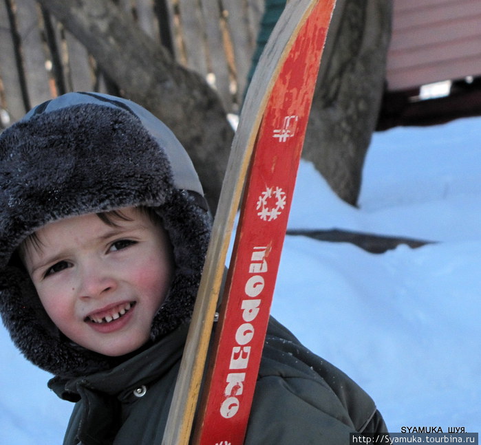 Обитатель детского садика возвращается с лыжной прогулки. Шуя, Россия