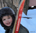 Обитатель детского садика возвращается с лыжной прогулки.