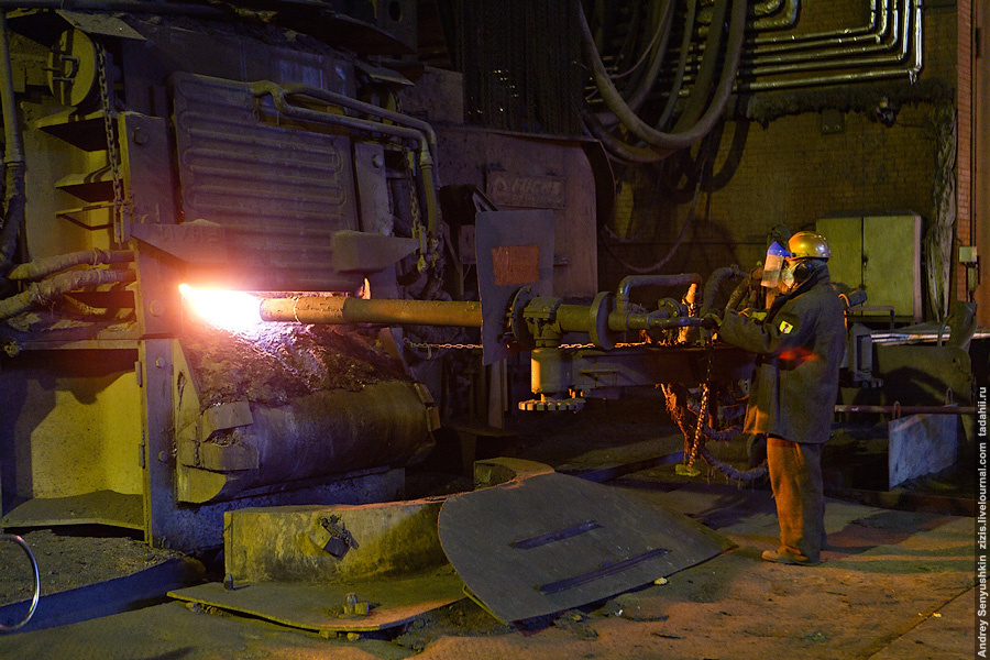 В печи открывается что-то типа поддувала и вот такой огнемет помогает расплавить металл. Пермь, Россия
