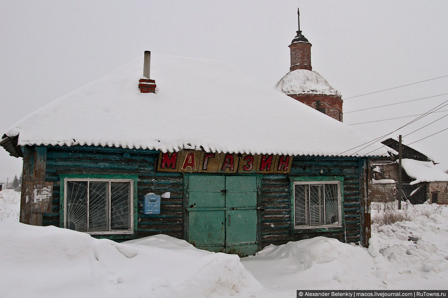 В этой деревне — еще одна заброшенная церковь, но самое интересное в ней — закрытый магазин. Юрьев-Польский, Россия