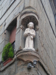 Такие статуи часто встречались на домах в средние века
