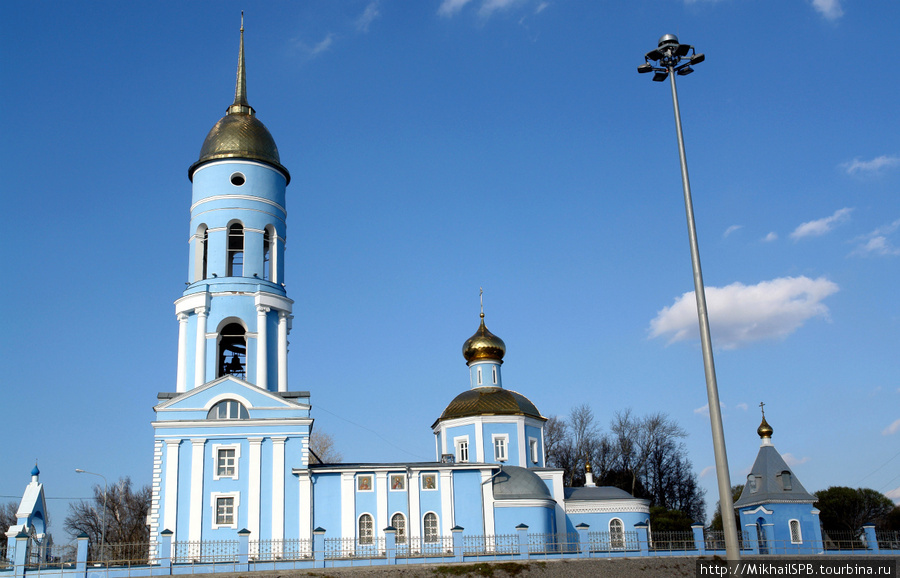 По пути в Абрамцево открылся вид на великолепный православный храм, гармонировавший с небом! Абрамцево, Россия
