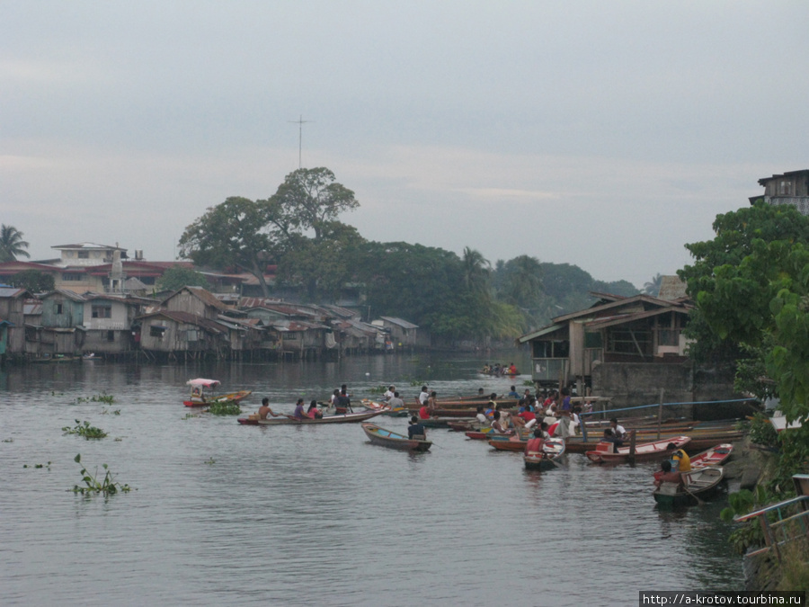 Местная достопримечательность — речной транспорт по 2 песо с носа Котабато, Филиппины