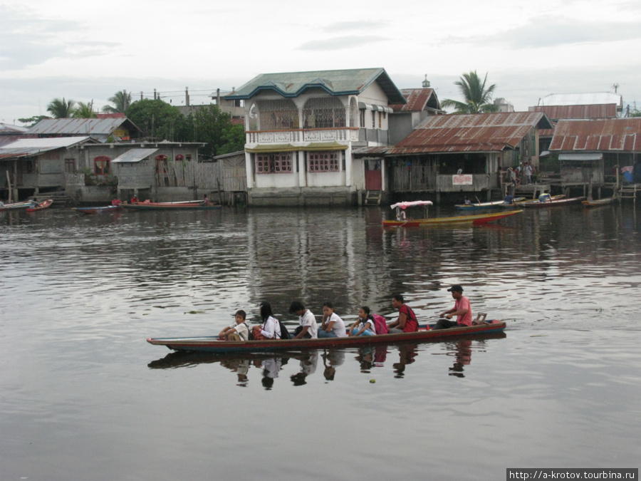 речной транспорт по 2 песо с носа Котабато, Филиппины