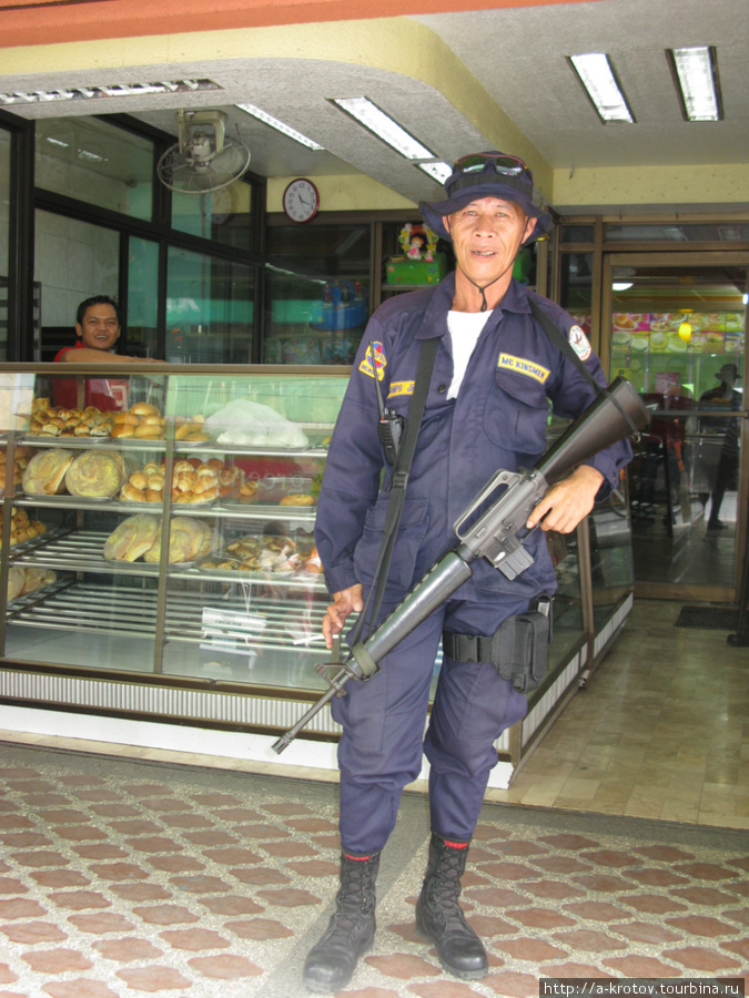 Охраняют каждый магазин, каждое учреждение Котабато, Филиппины
