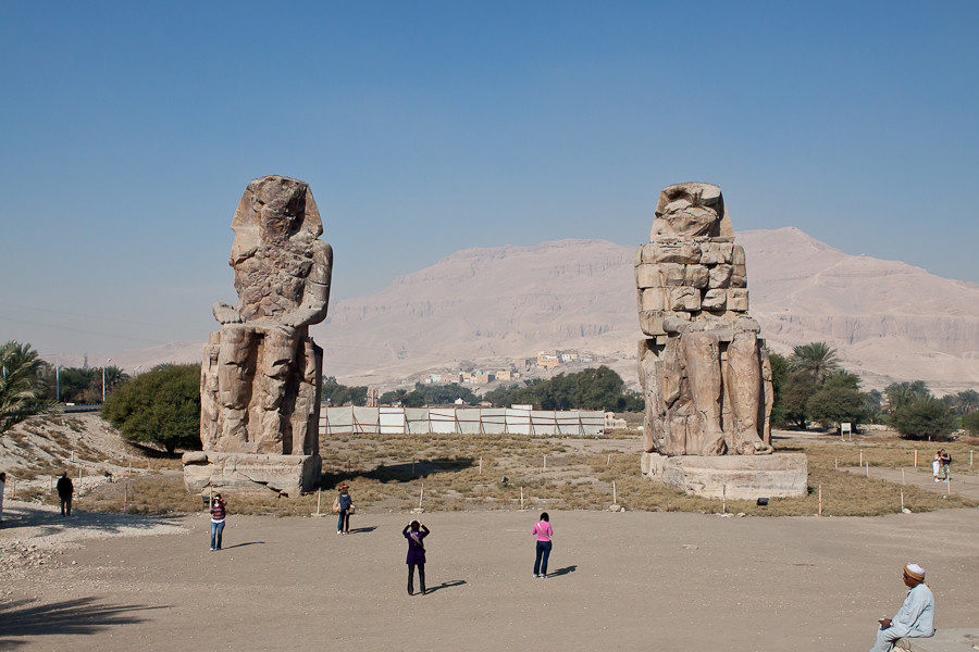 Статуи сделаны из блоков кварцитного песчаника, которые были добыты из каменоломни в Джебель-эль-Ахмаре (неподалёку от современного Каира) и транспортированы на 670 км по земле без использования Нила (они были слишком тяжелы для переправки вверх по реке). Блоки, использованные инженерами Септимия Севера для реконструкции северного колосса, могли быть привезены из Эдфу (на север от Асуана). С учётом каменных платформ, на которых стоят статуи, они достигают 18 метров в высоту. Вес каждой статуи оценивается в 700 тонн Луксор, Египет