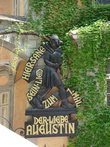 Августин, перед самым старым рестораном Вены — Грихенбайзелем
