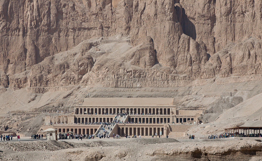 Храм вырублен прямо в скале Луксор, Египет