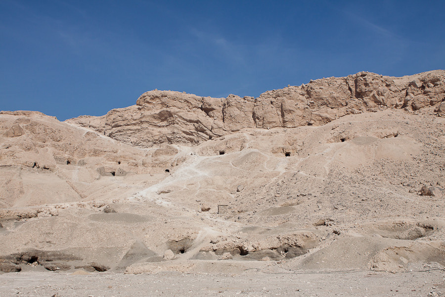 В горах, окружающих храм, много непонятных помещений, видимо тоже какие то гробницы Луксор, Египет