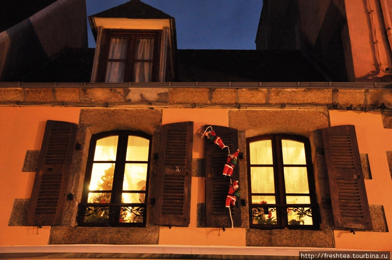 Мансарды старых домов в Новогоднюю неделю сплошь унизаны верхолазами-Ноэлями, коллегами по цеху наших Дедов-Морозов :-) Конкарно, Франция