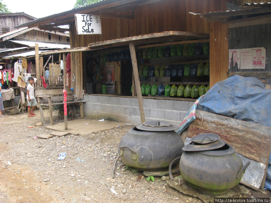 Бочки для воды и для мусора = из шин. Группа островов Минданао, Филиппины