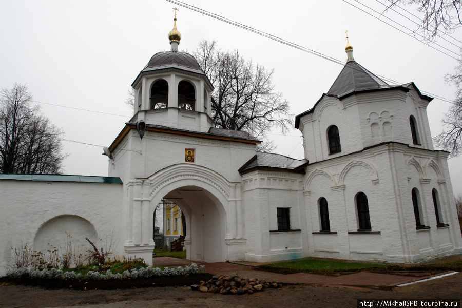 Святые врата с надвратной церковью. Переславль-Залесский, Россия