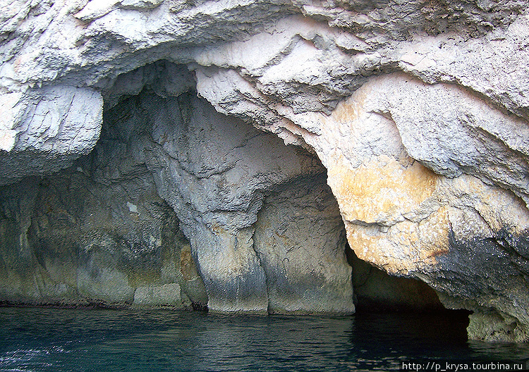 Минералы придают скалам удивительные оттенки Зуррик, Мальта