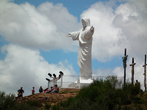 Статуя, охраняющая Куско с высоты Саксайуамана.