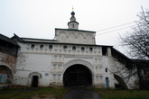 Святые ворота сцерковью Николая Чудотворца 2-я половина XVII-XVIII в.в. и палата привратника.