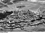 Вид на Шигаце до второй мировой войны. Снимок из архивов экспедиции Шеффера, взят из сайта Викимедии, находится в открытом доступе.