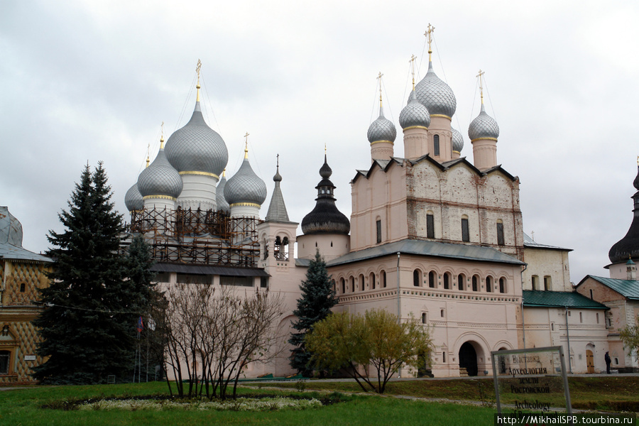Церковь Воскресения (справа). Ростов, Россия