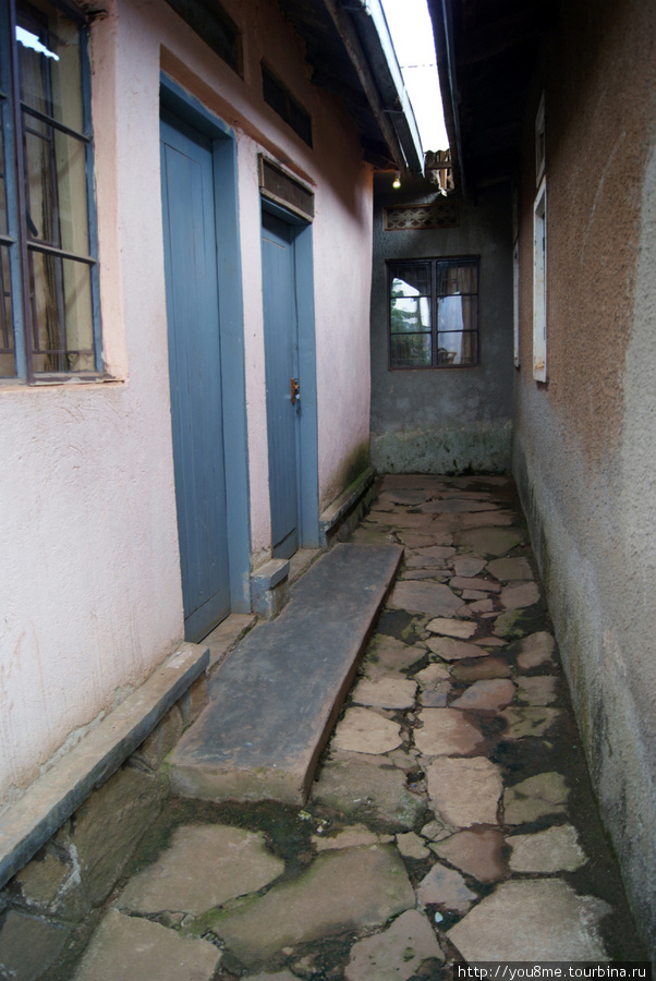 узкие проходы между стенами Энтеббе, Уганда