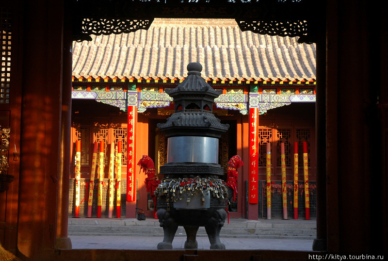 Во Дворце Красных Ворот Тайшань, Китай