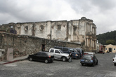 Многие разрушенные после землетрясений постройки колониального периода заброшены