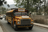 Автобус до близлежащего города мчится по Антигуа. Вторая жизнь американских школьных автобусов