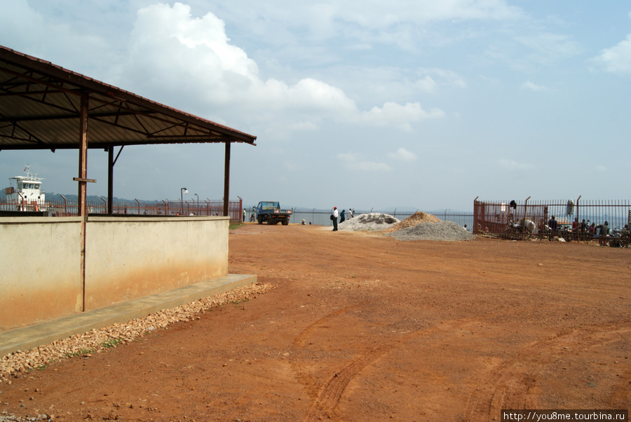 в порту Энтеббе, Уганда