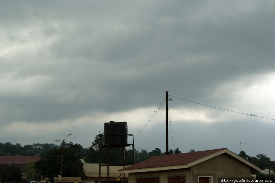 небо заволокло тучами Энтеббе, Уганда