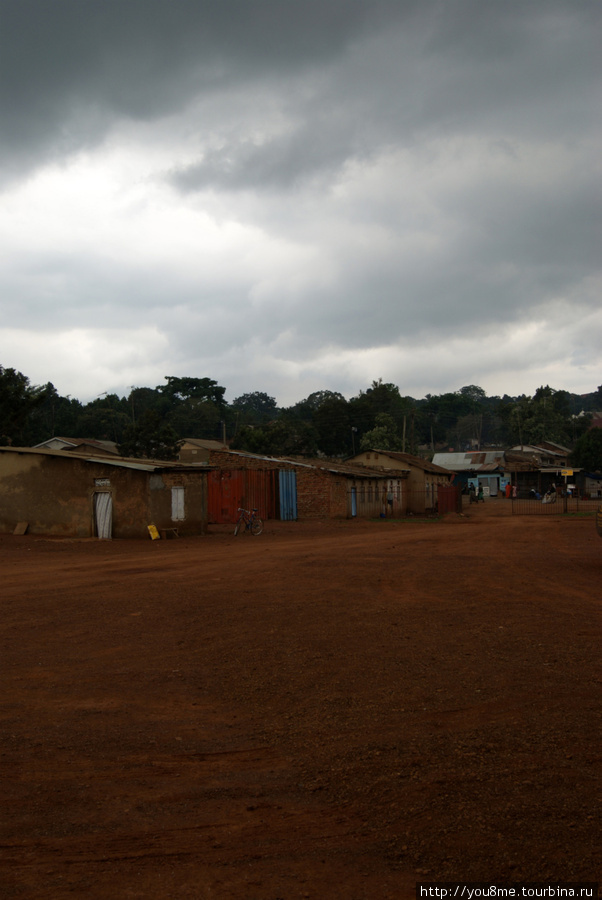 черные тучи зависли над красной землей Энтеббе, Уганда