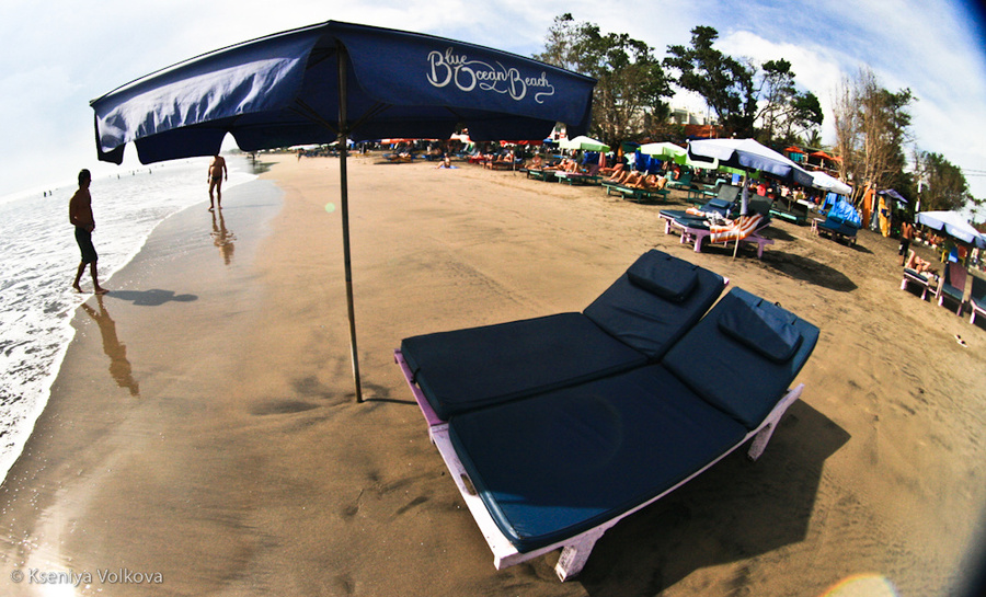 Лежаки на пляже обычно можно арендовать у локалов за пару долларов в день. Легиан, Индонезия