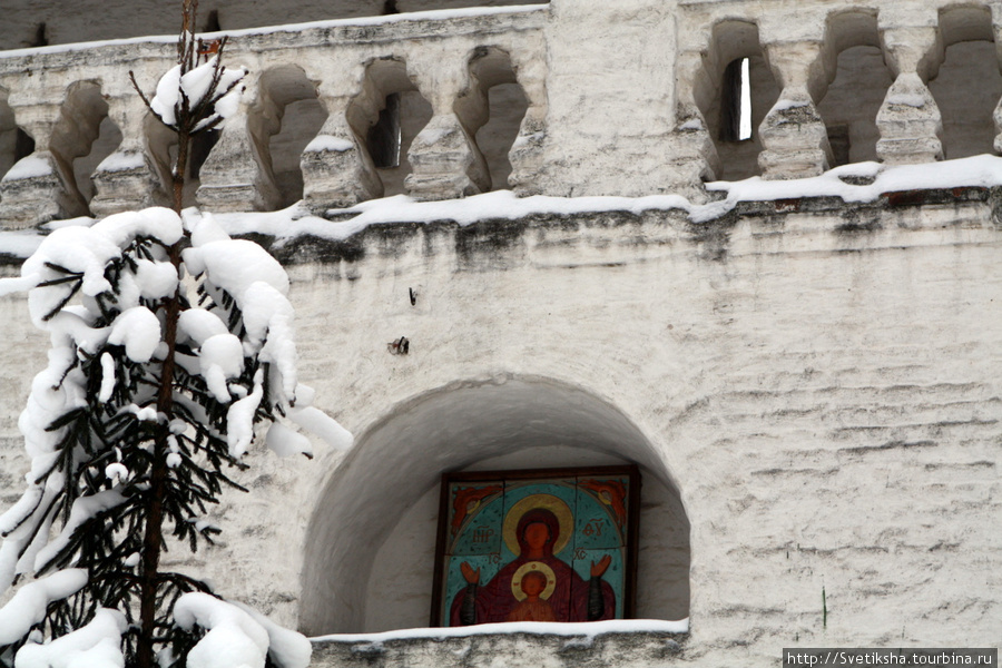Икона в монастырской стене Новый Иерусалим (Истра), Россия