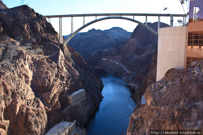 Предположительная нагрузка моста 17 тысяч грузовых и легковых автомобилей в день. Длина моста — около 700 метров, высота над уровнем реки Колорадо — порядка 300 метров. Лас-Вегас, CША