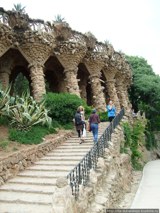 Одна из аллей парка. Барселона, Испания