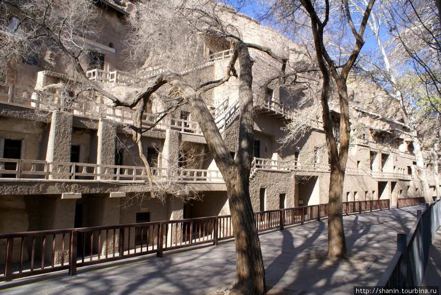 Пещеры в пещерном комплексе Могао Дуньхуан, Китай