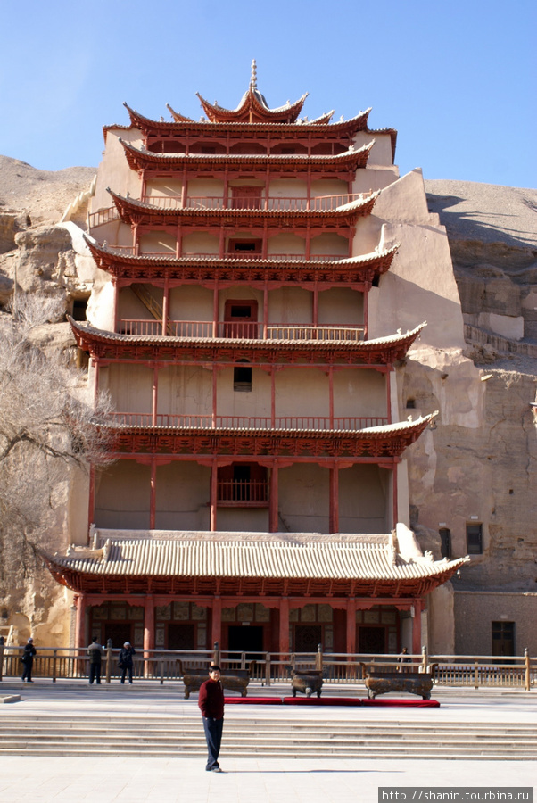Храм у пещеры Могао в пещерном комплексе Цяньфодун. Дуньхуан, Китай