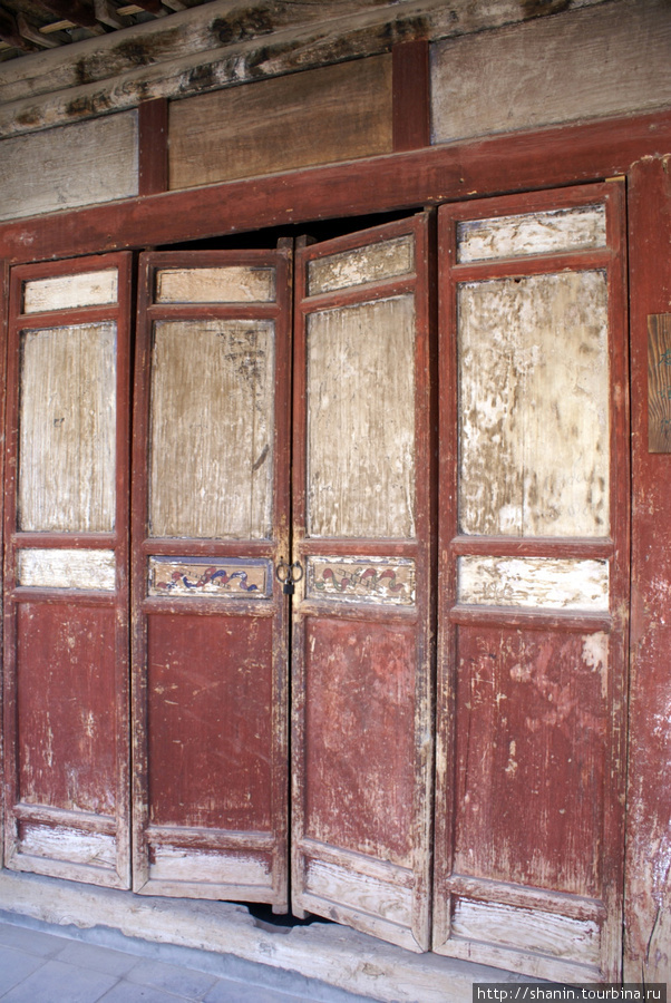 Старая дверь старого китайского храма на территории комплекса Цяньфодун Дуньхуан, Китай