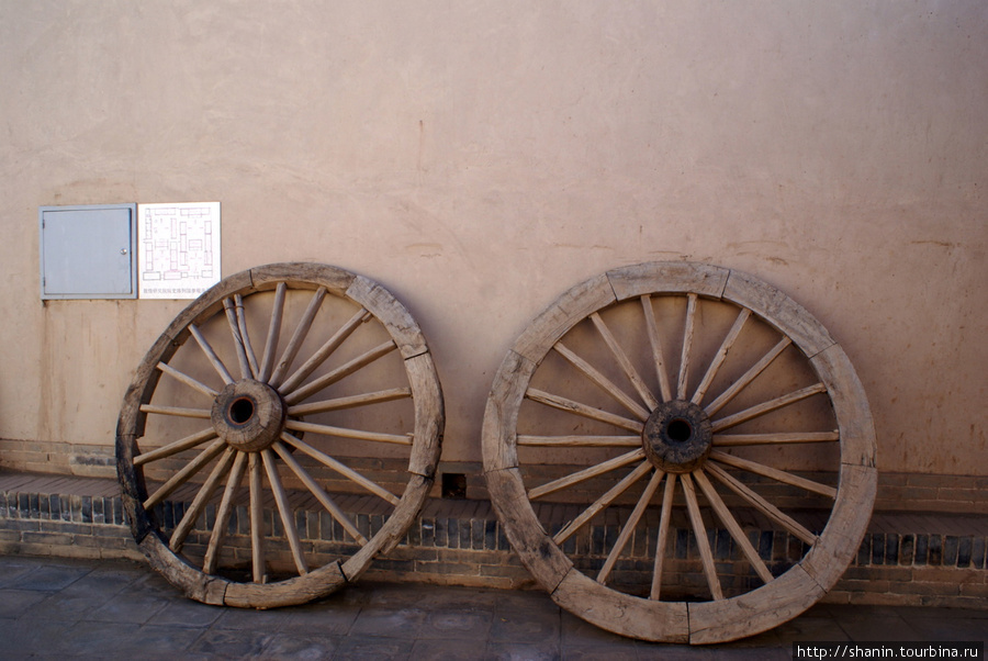 Старые колеса Дуньхуан, Китай