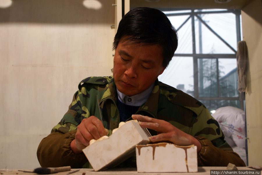 Работник фабрики Сиань, Китай