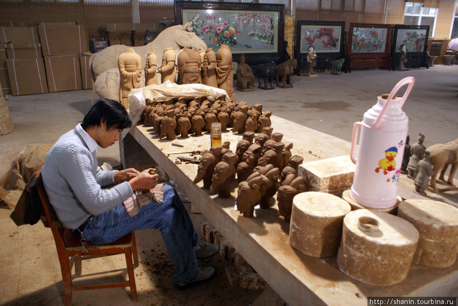 На фабрике глиняных солдат Сиань, Китай