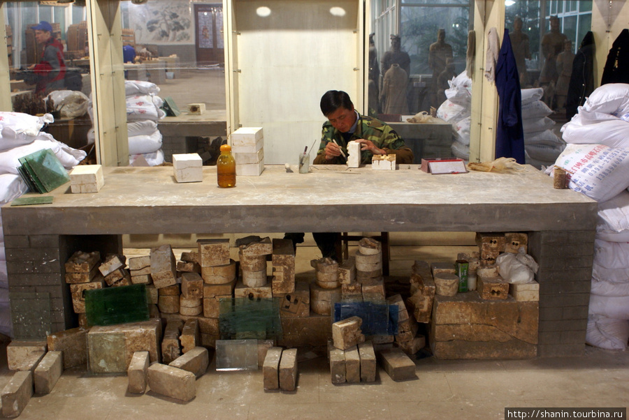 На фабрике глиняных солдат Сиань, Китай