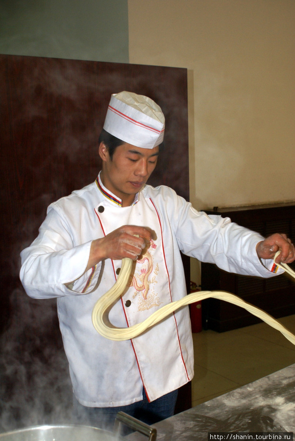 Лапшу делают вручную Сиань, Китай