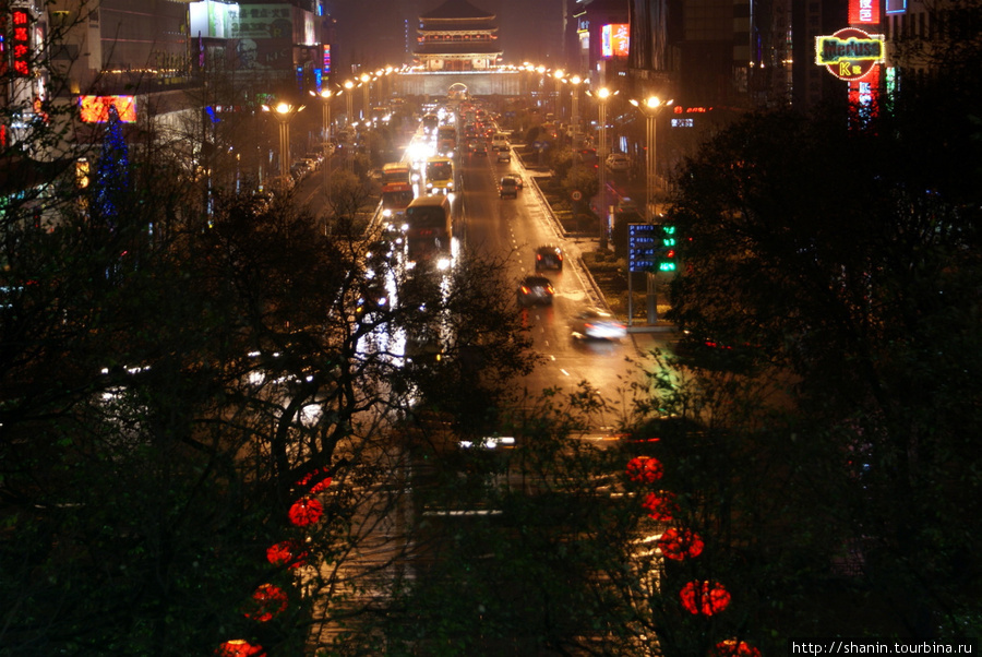 Ночью на улице в Сиане Сиань, Китай