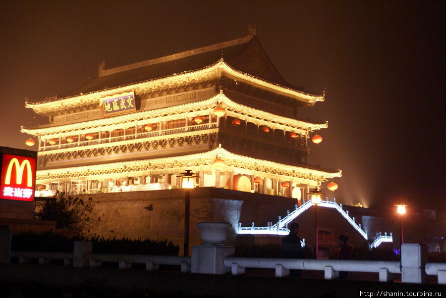 Барабанная башня в Сиане ночью Сиань, Китай