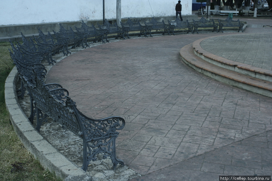 Полукольцо из железных скамеек — сидеть на них не очень, а вот смотреть на них — вполне Комитан-де-Домингес, Мексика
