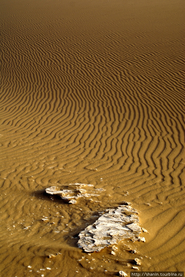 Следы на песке Турфан, Китай