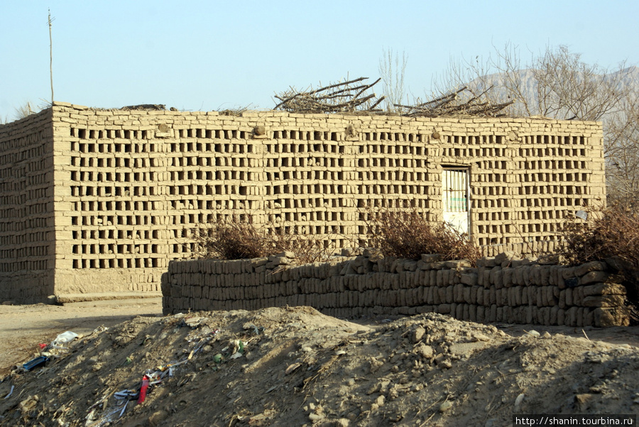 Стена дома построена с дырками — для вентиляции Турфан, Китай