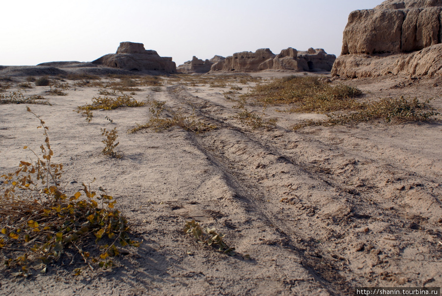 Колея в пустыне среди руин города Гаочан Синьцзян-Уйгурский автономный район, Китай
